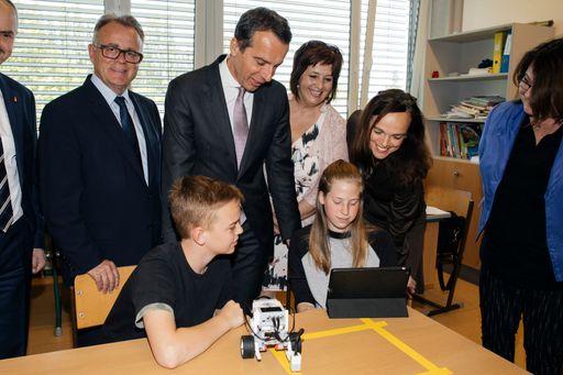  http://www.apa-fotoservice.at/galerie/9383
Bundeskanzler Kern, Bildungsministerin Hammerschmid und
Landeshauptmann Niessl fordern Abschluss dringend notwendiger
Bildungsreformen bei Besuch der NMS Mattersburg.