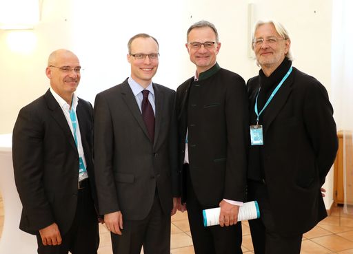 Mag. Hans Kratzer (Peri Group), Dr. Alexander Biach
(designierter Vorstandsvorsitzender des Hauptverbands der
Sozialversicherungsträger), Dr. Armin Fidler (Vorstandsvositzender
des PRAEVENIRE-Boards), Robert Riedl (PERI Group)