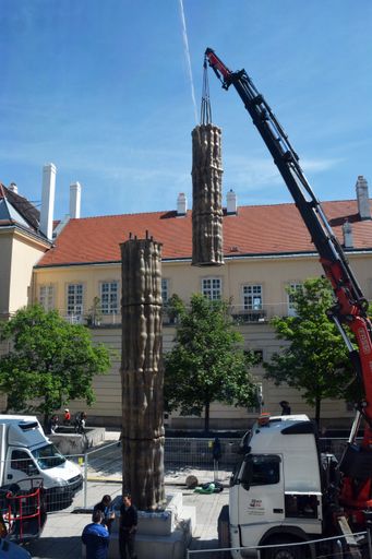 Joannis Avramidis, „Humanitassäule“, 1993-1996
Aufstellung der Skulptur vor dem Leopold Museum, im Haupthof des MQ