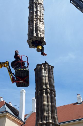 Vorschau Bild von Joannis Avramidis, „Humanitassäule“, 1993-1996
Industriekletterer Gerhard Salem bei der Montage der zweiteiligen
Skulptur vor dem Leopold Museum, im Haupthof des MQ