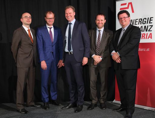 EAA-Geschäftsführer Mag. Jörg Sollfelner, Stefan
Kapferer, Vorsitzender der Hauptgeschäftsführung des Bundesverbands
der Energie- und Wasserwirtschaft (BDEW), Dr. Florian Ermacora von
der Generaldirektion für Energie der Europäischen Kommission, Dr.
Jochen Penker, Abteilungsleiter für europäische und internationale
Energiepolitik im Bundesministerium für Wissenschaft, Forschung und
Wirtschaft und EAA-Geschäftsführer Mag. Christian Wojta.
