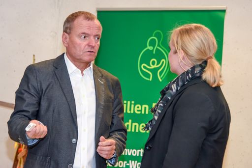  Bild zeigt eine Szene vom Familien Forum
Brandnertal 2015: Prof. Dr. Dr. Manfred Spitzer im Gespräch mit
einer Teilnehmerin