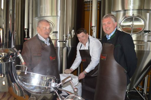 Karel Schwarzenberg, Braumeister Johann Zirn und
Bürgermeister Thomas Kalcher beim Einmaischen des
Schwarzenberg'schen Bieres.
