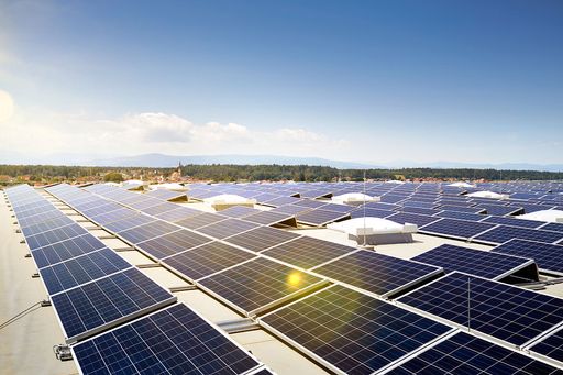 Auf dem Dach des neuen Logistikzentrums in Wundschuh bei Graz
erzeugt eine ca. 5.000 m2 große Photovoltaikanlage Strom