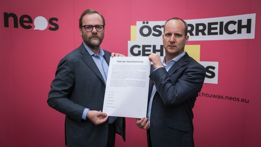 NEOS-Vorsitzender Matthias Strolz und
NEOS-Wirtschaftssprecher Sepp Schellhorn mit dem Pakt der
Verantwortung