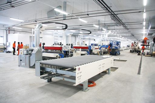 Die neue UV-Beschichtungsstraße von Eternit.
