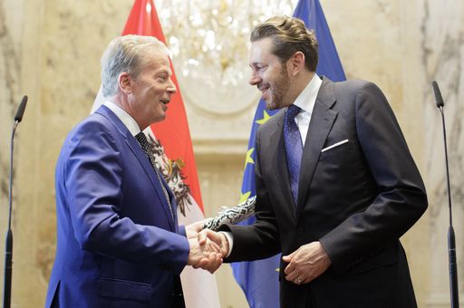  Harald Mahrer und Reinhold Mitterlehner bei der
Übergabe der Amtsgeschäfte