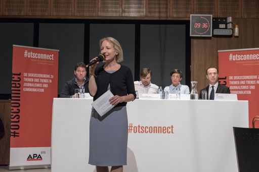 Vorschau Bild von APA-OTS Geschäftsführerin Martina
Wiesenbauer-Vrublovsky eröffnet die OTSconnect am 17.05.2017.