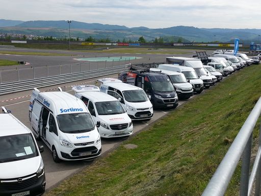 Vorschau Bild von Die Musterfahrzeuge warten schon auf die Ankunft
der Besucher.