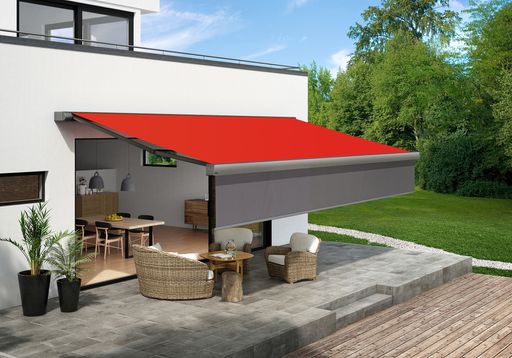 Vorschau Bild von Die Terrassenmarkise markilux 970 liegt mit ihrem
schlicht puristischen Design, das bereits zweifach prämiert ist,
ganz im Trend urbaner Wohnkultur. Um der Markise noch mehr Komfort
zu verleihen, gibt es sie jetzt auch mit der Funktion Schattenplus,
einer zusätzlichen Markise, die sich aus dem vorderen Profil als
Blend-, Sicht- und Hitzeschutz nach unten absenken lässt.