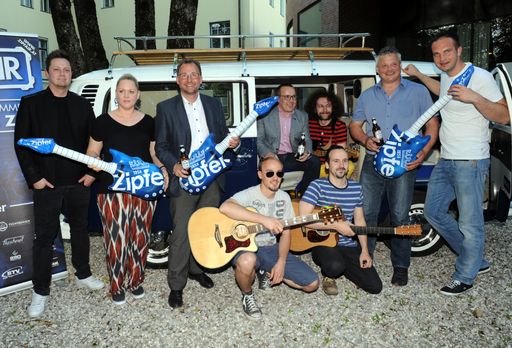 Die Veranstalter, Vertreter der Brau Union
Österreich, Bürgermeister Franz Zeilinger sowie die Band
"iTüpfeRider" präsentierten einen Ausblick auf das ZipfAir 2017.