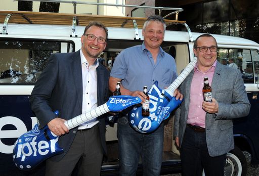 Vorschau Bild von V.l.n.r.: Christian Payrhuber, Regionaler
Verkaufsdirektor Gastronomie Brau Union Österreich, Bürgermeister
Franz Zeilinger und Braumeister Harald Raidl.