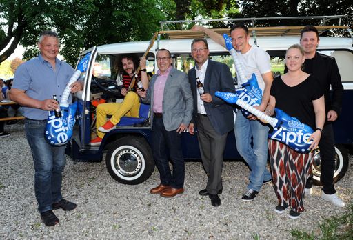 Vorschau Bild von V.l.n.r.: Bürgermeister Franz Zeilinger, Roo von
der Band "iTüpfeRider"; Braumeister Harald Raidl; Christian
Payrhuber, Brau Union Österreich; Daniel Fammler, Bianca Vesely und
Thomas Egger (Veranstalter ZipfAir)