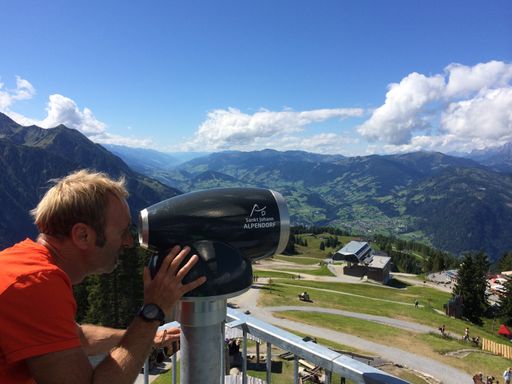  Panorama mit Geschichte(n). VIScope, das
Erlebnisfernrohr, inszeniert die Landschaft und verwandelt eine
Aussicht in ein unvergessliches Erlebnis. Auch im Salzburger
Alpendorf St. Johann begeistert VIScope by idee.at die Gäste.