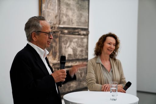 Vorschau Bild von Der anwesende Künstler Richard Kriesche erinnerte sich im Gepräch
mit Elisabeth Voggeneder an die Ausstellung in Paris 1967 und an
Werner Hofmann, der ihm als 20-Jähriger sein erstes Bild abgekauft
und ihm zu internationalen Erfolg verholfen hatte. Er lieferte einen
umfassenden Einblick in das Denken und Wirken Werner Hofmanns, der
sich unermüdlich für die Positionierung moderner Kunst in Österreich
einsetzte und 1962 das Museum des 20. Jahrhunderts Wien (heute 21er
Haus) gründete.