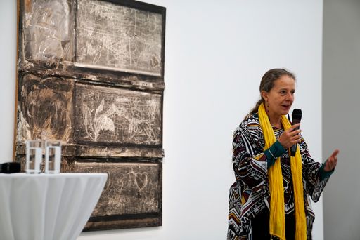 Vorschau Bild von 1967 kuratierte der heute legendäre Kunsthistoriker und
Ausstellungsmacher Werner Hofmann (1928 – 2013) im Musée d'Art
Moderne de la Ville de Paris die Biennale des Jeunes de Paris und
vereinigte dort drei junge, österreichische Kunst-Positionen: Adolf
Frohner, Richard Kriesche und Walter Pichler. Im FORUM FROHNER wurde
die Pariser Schau nach exakt fünfzig Jahren von den Kuratorinnen
Brigitte Borchhardt-Birbaumer und Elisabeth Voggeneder mit
Originalen und Dokumentationsmaterial rekonstruiert.