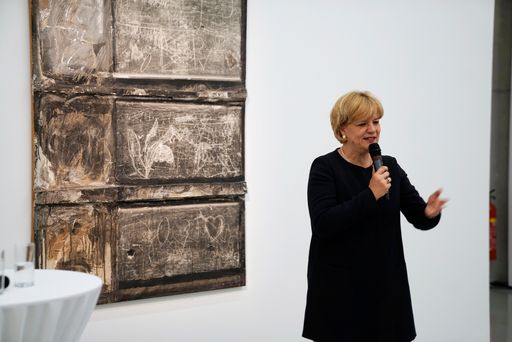 Vorschau Bild von Landesrätin Barbara Schwarz eröffnete stellvertretend für
Landeshauptfrau Johanna Mikl-Leitner die Ausstellung: „Werner
Hofmann hat es verstanden, in der österreichischen Szene drei
Positionen heraus zu filtern, die einen singulären Eindruck des
modernen Schaffens in Österreich gaben.“