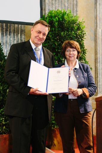 Wolfgang Neubauer erhält seine Aufnahmeurkunde in
die Österreichische Akademie der Wissenschaften von Brigitte Mazohl,
Präsidentin der philosophisch-historischen Klasse der Akademie