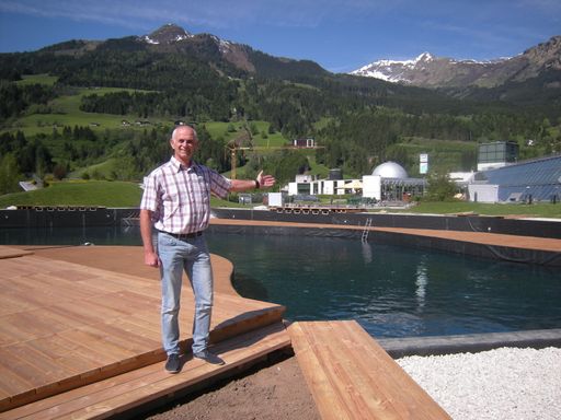  GF Klaus Lemmerer vor dem großen Thermalwasser Badesee in der
Alpentherme Gastein