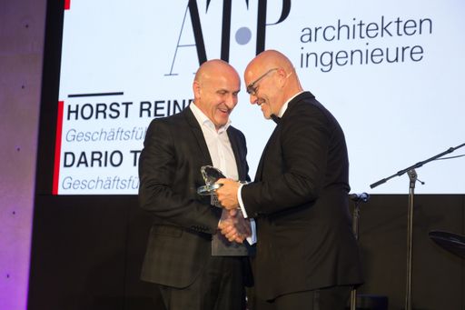 Vorschau Bild von Horst Reiner nimmt den Preis stellvertretend für
ATP architekten ingenieure entgegen.