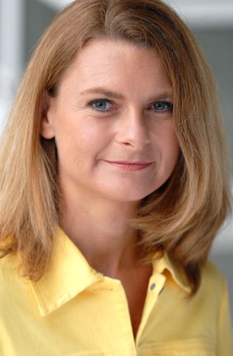  Prof. Dr. Petra Rust: "Kinder lernen so wie überall
anders auch von ihrem gesamten Umfeld, das heißt von Eltern,
Großeltern, Geschwistern und auch Pädagoginnen. Wenn Kleinkinder
gemeinsam mit der Familie am Tisch sitzen und essen, nehmen sie
häufig auch deren Ernährungsgewohnheiten an. Dabei wird leider oft
nicht darauf geachtet, dass gerade in den ersten 1000 Lebenstagen
die Ernährung eines Kindes entscheidend für eine gesunde Zukunft
ist, und die Kinder in dieser Phase auch spezielle Bedürfnisse
haben, die nicht immer erfüllt werden"