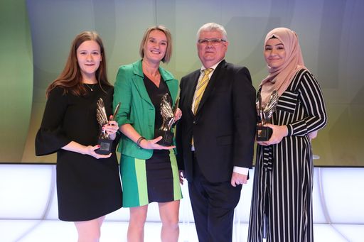  http://www.apa-fotoservice.at/galerie/9462/ Im Bild
v.l.n.r.: Vienna Business School-Schülerin Sophie Sögner, Lehrerin
MMag. Petra Steinlechner, KommR Helmut Schramm, Präsident des
Schulerhalters Fonds der Wiener Kaufmannschaft und Schülerin Tuğba
Ünal.