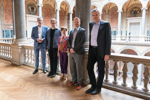 Jury, MAK-Schindler-Stipendien 2017/18 (v. l. n.
r.): Christian Kühn (Architekt und Dekan, Institut für Architektur
und Entwerfen, TU Wien), Florian Pumhösl (Künstler, Wien), Chus
Martínez (Kuratorin und Leitung, Institut Kunst, Fachhochschule
Nordwestschweiz – Hochschule für Gestaltung und Kunst, Basel), Kolja
Reichert (Kunstkritiker, Frankfurter Allgemeine Zeitung,
Frankfurt/Main) und Christoph Thun-Hohenstein (Generaldirektor und
wissenschaftlicher Geschäftsführer, MAK, Wien)