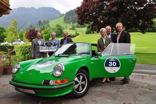  Jubiläumsrallye: Die 30. Kitzbüheler Alpenrallye
(7. bis 10. Juni 2017) wurde stilecht vor dem Hahnenkamm
präsentiert.