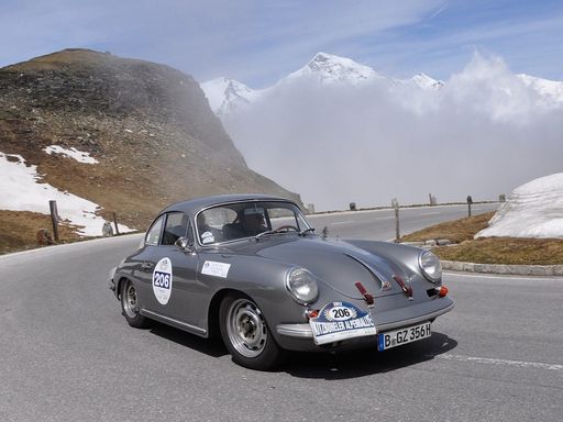Vorschau Bild von 30. Kitzbüheler Alpenrallye. Die schönsten Oldtimer
der Automobilgeschichte auf den schönsten Alpenstraßen. Fast 600
Kilometer in Tirol, Salzburg und Kärnten stehen an drei Bewerbstagen
(7. bis 10. Juni 2017) der Jubiläumsrallye auf dem Streckenplan.