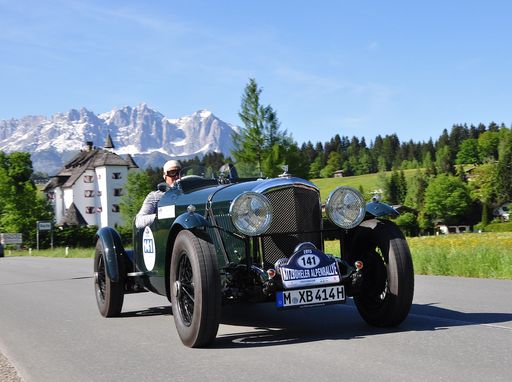 Vorschau Bild von 30. Kitzbüheler Alpenrallye. Die schönsten Oldtimer
der Automobilgeschichte auf den schönsten Alpenstraßen. Fast 600
Kilometer in Tirol, Salzburg und Kärnten stehen an drei Bewerbstagen
(7. bis 10. Juni 2017) der Jubiläumsrallye auf dem Streckenplan.