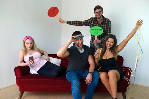 (v.l.n.r.): Viola Schritter, Model, DI Wolfgang
Hüller, BA und Mag. Johannes Brenner, Gründer des Start-ups
„partymode“ sowie Anna Chiara Maria Schreyer, Model und Influencerin