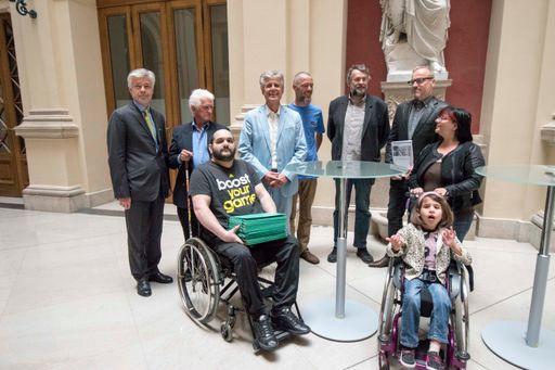  https://www.apa-fotoservice.at/galerie/9480
v.l.n.r.: Parlamentsdirektor Dr. Harald Dossi, Hans Pirker,
Parkinson Patient, Patrick Krammer Erstunterzeichner der
Bürgerinitiative, ARGE Canna (vorne), Toni Straka, Obmann
Hanf-Institut, Bernhard Müller, Hanf-Institut, Gerfried Düregger,
Obmann ARGE Canna, Klaus Hübner, ARGE Canna, Beatrix Kohlhauser,
Mutter der 4jährigen Epileptikerin Hannah.