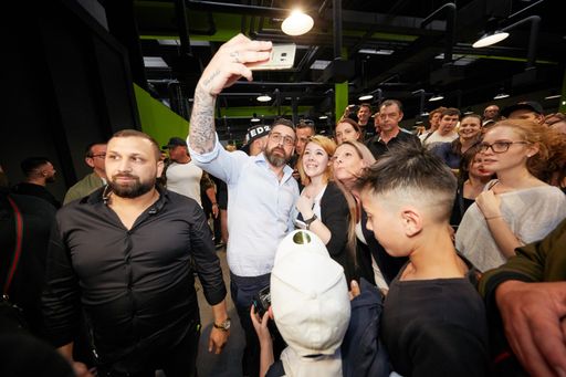 Vorschau Bild von Wien 26.05.2017 - Fit/One startet in Österreich - Am 26. Mai
eröffnete in der Sterngasse 11 im 23. Bezirk in Wien das erste
Fit/One-Studio in Österreich. Fit/One ist ein Premium-Fitnessstudio
zu Discounter-Preisen. Mit dem Studio in der Sterngasse in
Wien-Liesing eröffnet Fit/One das erste Studio außerhalb
Deutschlands. Auf 5000m2 wird neben Gerätetraining und
Gruppenfitness auch Gesundheits-, Wellness- und Lifestyle-Sport
angeboten. Die Studio-Ausstattung ist von Life Fitness und Hammer
Strength.