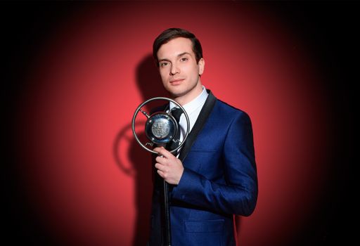 Vorschau Bild von ALEX LARKE BRITISCHER SÄNGER, DER 2015 GROSSBRITANNIEN BEIM
SONGCONTEST VERTETEN HAT