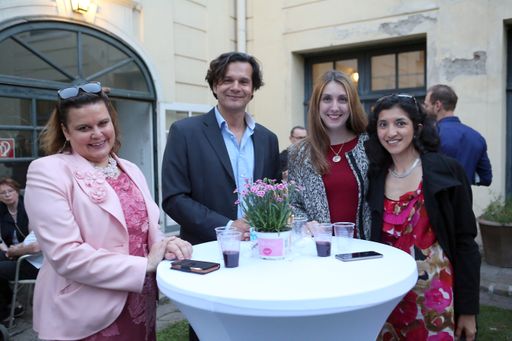  https://www.apa-fotoservice.at/galerie/9412/ Im
Bild v.l.n.r. Kuratorin Ursula Tuczka mit Banker Alexander Koschar
und Damen des ViennaArtReview