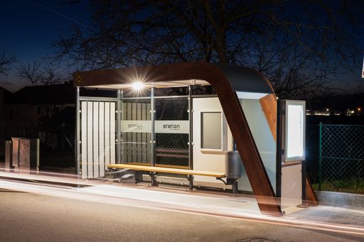  station by FONATSCH ist die intelligente
Wartestation - energieautark durch Photovoltaik & modernst mit WLAN,
USB, E-Bike-Ladestation ausgestattet.