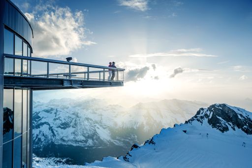 Vorschau Bild von TOP OF SALZBURG 3.029 m Höhepunkt der neuen
Kitzsteinhorn Explorer Tour: Salzburgs höchst gelegene
Aussichtsplattform