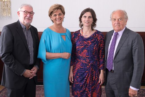  http://www.apa-fotoservice.at/galerie/9482/ Im BIld
v.l.n.r.: Joachim Rössl, Vorstandsmitglied; Bettina Glatz-Kremsner,
Vorstandsvorsitzende; Marie-Therese Harnoncourt-Fuchs; Andreas
Theiss, Vorstandsvorsitzende-Stv.