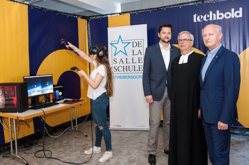 Gruppenbild der Initiatoren der Kooperation
(Virtual Reality in der Schule) zwischen De La Salle Strebersdorf
und techbold