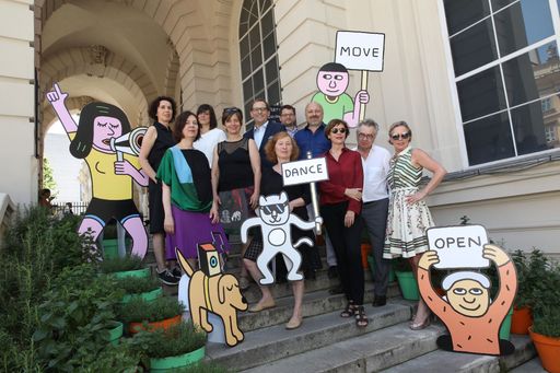  2. Reihe v.l.n.r.: Angelika Fitz, Direktorin Architekturzentrum
Wien; Stephanie Damianitsch, Kuratorin Leopold Museum; Christian
Strasser, Direktor MuseumsQuartier Wien, Johannes Neubert, Intendant
Wiener Symphoniker, Stephan Rabl, Programmkurator "Summer of
Movement" 1. Reihe v.l.n.r.: Vanessa Joan Müller, Dramaturgin
Kunsthalle Wien; Corinne Eckenstein, Künstlerische Leiterin
DSCHUNGEL WIEN; Susanne Dieterich, Pressesprecherin
wienXtra-kinderinfo; Elisabeth Menasse-Wiesbauer, Direktorin ZOOM
Kindermuseum; Karl Regensburger, Intendant ImPulsTanz; Karola Kraus,
Direktorin mumok
