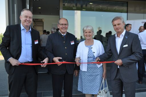 Eröffneten das neue Stiebel-Eltron-Gebäude in
Österreich feierlich (von rechts): Thomas Mader, Geschäftsführer
Stiebel Eltron Österreich, Inge und Dr. Ulrich Stiebel sowie Dr.
Nicholas Matten, Geschäftsführer der Stiebel-Eltron-Gruppe.