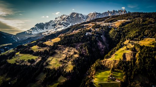  Der Dachstein taucht auf