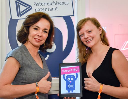 Patentamtspräsidentin Mariana Karepova und
Softwareentwicklerin Barbara Ondrisek mit dem digitalen
Markenberater Albert.