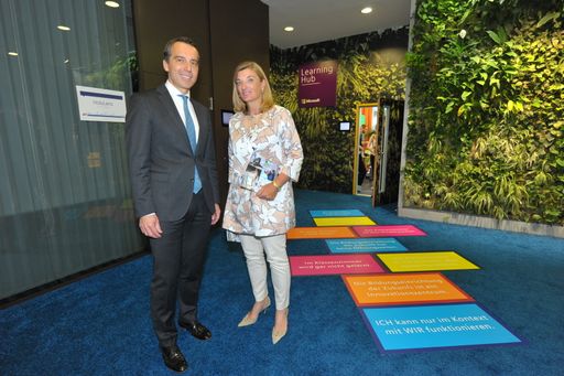  http://www.apa-fotoservice.at/galerie/9499
Bundeskanzler Christian Kern Dorothee Ritz, General Manager
Microsoft Österreich