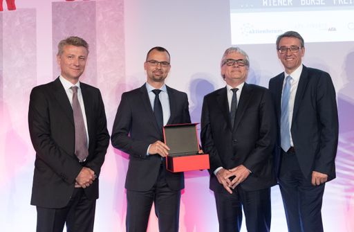  Im Bild v.l.n.r.: Wolfgang Nedomanksy
(APA-Finance), Peter Felsbach (voestalpine AG), Wolfgang Eder
(voestalpine AG), Harald Hagenauer (C.I.R.A.)