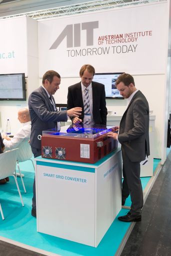 Messebesucher beim Stand des AIT Austrian Institute
of Technology