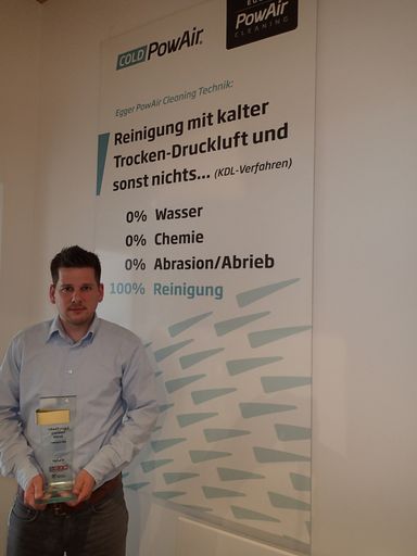  Robert Egger, Gründer und Geschäftsführer der Egger PowAir
Cleaning GmbH nimmt die Auszeichnung der Wirtschaftskammer
Österreich "Sieger. Aus Leidenschaft 2017" stellvertretend für alle
Mitarbeiterinnen und Mitarbeiter entgegen.