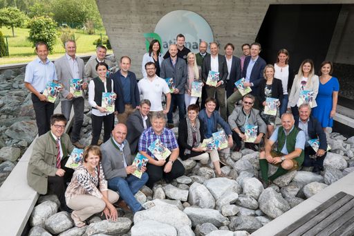  Die Gesellschafter der Ferienregion Nationalpark
Hohe Tauern GmbH beschlossen heute einstimmig in der 17.
ordentlichen Generalversammlung unter dem Vorsitz von Labg. Bgm.
Michael Obermoser und im Beisein von
Landeshauptmann-Stellvertreterin Dr. Astrid Rössler das neue
Strategiekonzept „Ferienregion Nationalpark Hohe Tauern 2025“