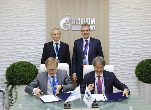 Stehend: v.l.n.r. Gazprom Neft CEO Alexander Dyukov
und OMV CEO Rainer Seele Sitzend: v.l.n.r. Vadim Yakovlev, First
Deputy General Director Gazprom Neft und OMV Upstream Vorstand Hans
Pleininger