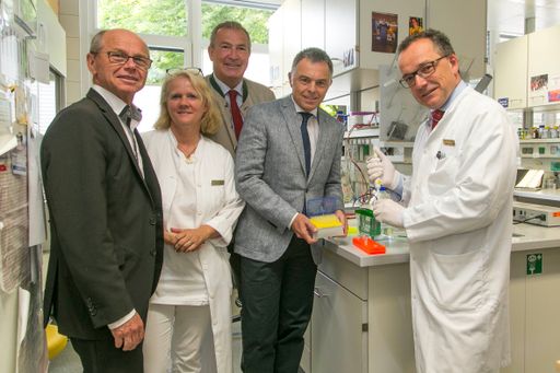 Dr. Christian Stöckl, Gesundheits- und
Spitalsreferent LH Stv., Dr. Anja Diem, Leitung Ambulanz EB Haus,
Priv.-Doz. Dr. Paul Sungler, GF SALK, Dr. Rainer Riedl, Obmann DEBRA
Austria, Prim. Univ.-Prof. Dr. Johann Bauer, Vorstand
Universitätsklinik für Dermatologie, Pressekonferenz, EB-Haus
Austria wird erstes Expertisezentrum für seltene Hauterkrankungen in
Österreich, EB Haus Salzburg, 20170601